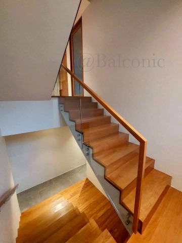 บริษัทรับออกแบบราวบันได กระจก